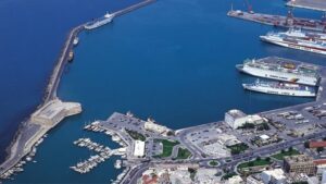 Κρήτη: Επιβατηγό πλοίο έφτασε στο λιμάνι με τις 3 μηχανές