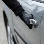 Κρήτη: Ζευγάρι “άνοιγε” αυτοκίνητα, έχοντας στην αγκαλιά τους το μωρό τους