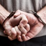 Κρήτη: Είχε στο σπίτι του κροτίδες και μαχαίρια | Κατηγορείται και για ζωοκλοπή