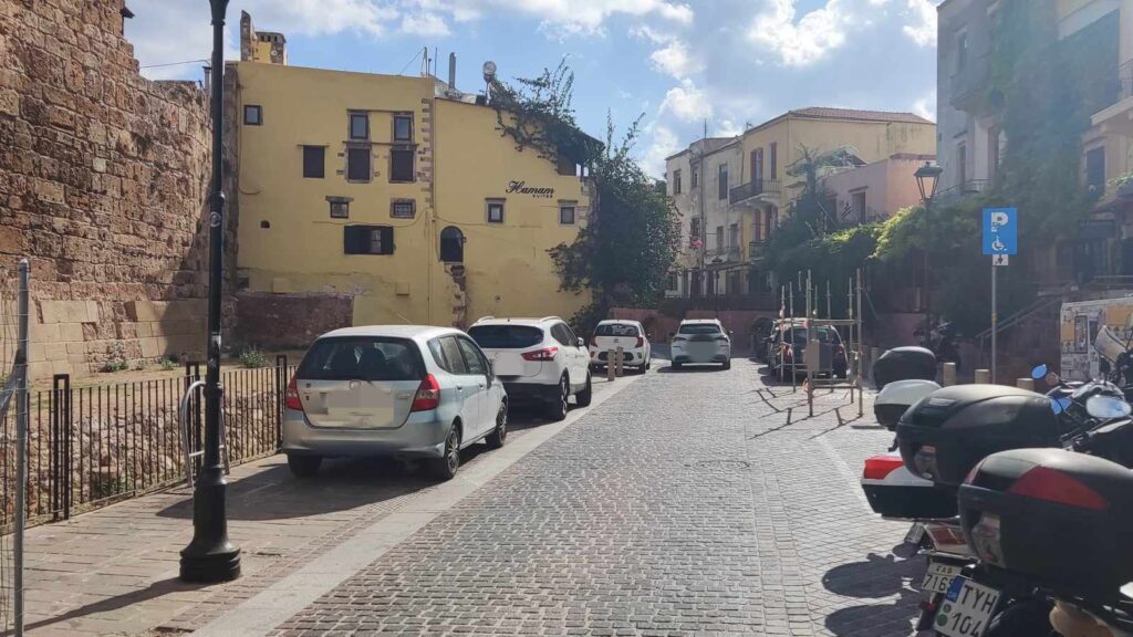Οδός Σήφακα: “Πέφτουν” τα κολωνάκια, “φυτρώνουν” αυτοκίνητα| φωτο