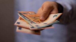 «Κλείδωσε» η ημερομηνία πληρωμής των 400 ευρώ σε πάνω από 2,1 εκατομμύρια δικαιούχους
