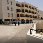 Μαχαίρωσε τη σύζυγό του και την έριξε από το μπαλκόνι