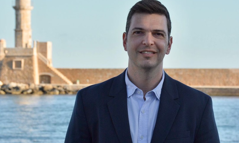 Ο Αλέξανδρος Μαρκογιαννάκης κόβει την πίτα και γιορτάζει τα γενέθλια του και φέτος στο Ιστορικό καφέ «Κήπος»