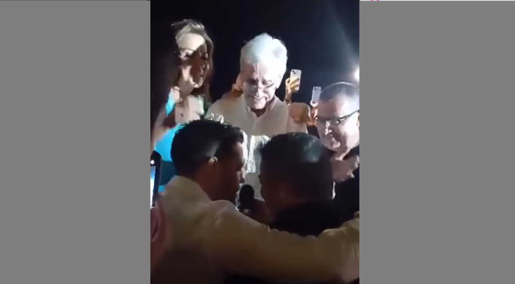 “Ήτανε μια φορά” τραγούδησαν Κονταρός και Αργυρός στα γενέθλια του Γιάννη Κουρτάκη | video
