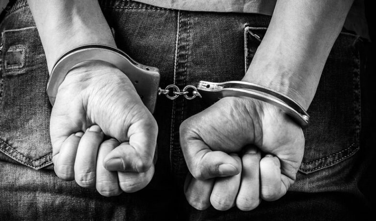 Βαρύ πρόστιμο και σύλληψη 28χρονου στην Ελούντα για επικίνδυνη οδήγηση