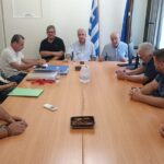 Ευρεία σύσκεψη στο Δημαρχείο Σφακίων για το έργο της «Κατασκευής προστασίας βραχοπτώσεων στο λιμένα Χώρας Σφακίων»
