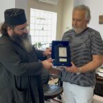 Παράδοση τιμητικής πλακέτας στον Δήμαρχο Σητείας