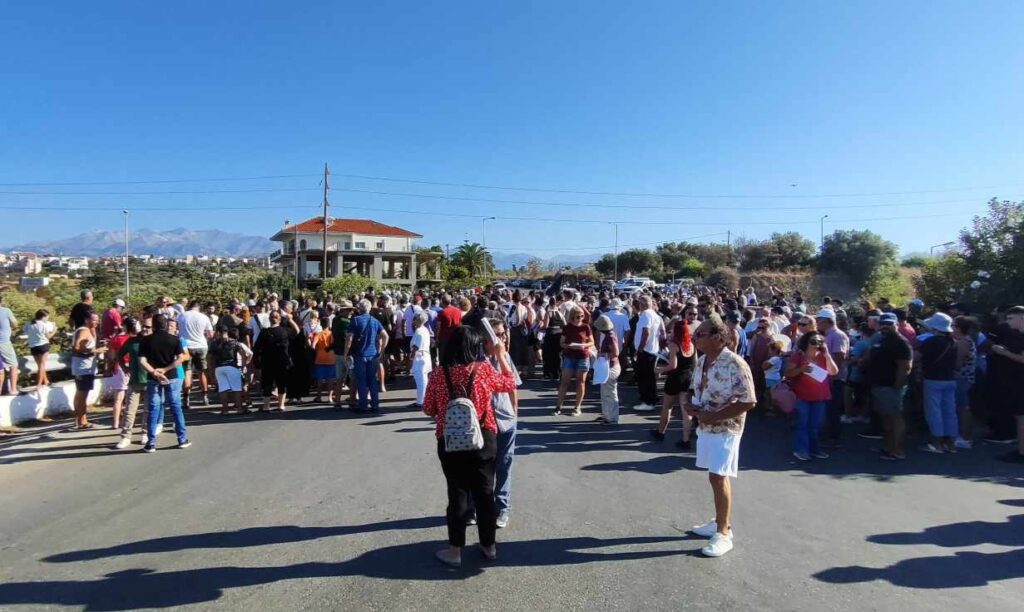 ΦΤΑΝΕΙ ΠΙΑ : Πολίτες προχώρησαν σε αποκλεισμό του ΒΟΑΚ | φωτο
