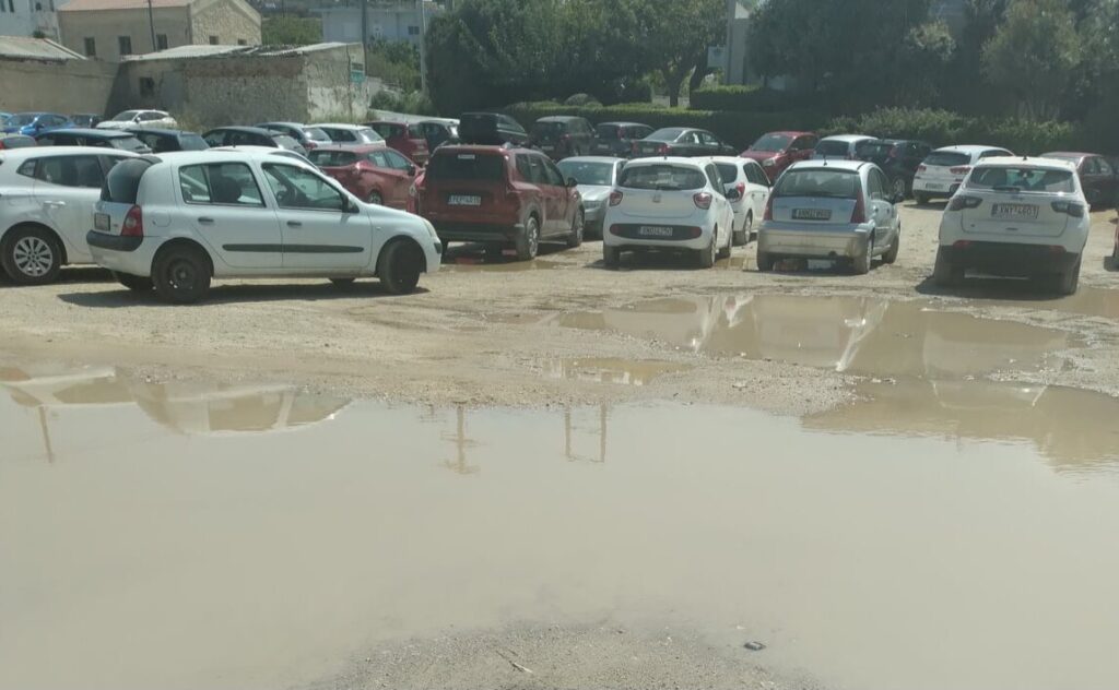 Χανιά: Σε λιμνη μετατράπηκε ο χώρος στάθμευσης στις Καλύβες  | φωτο