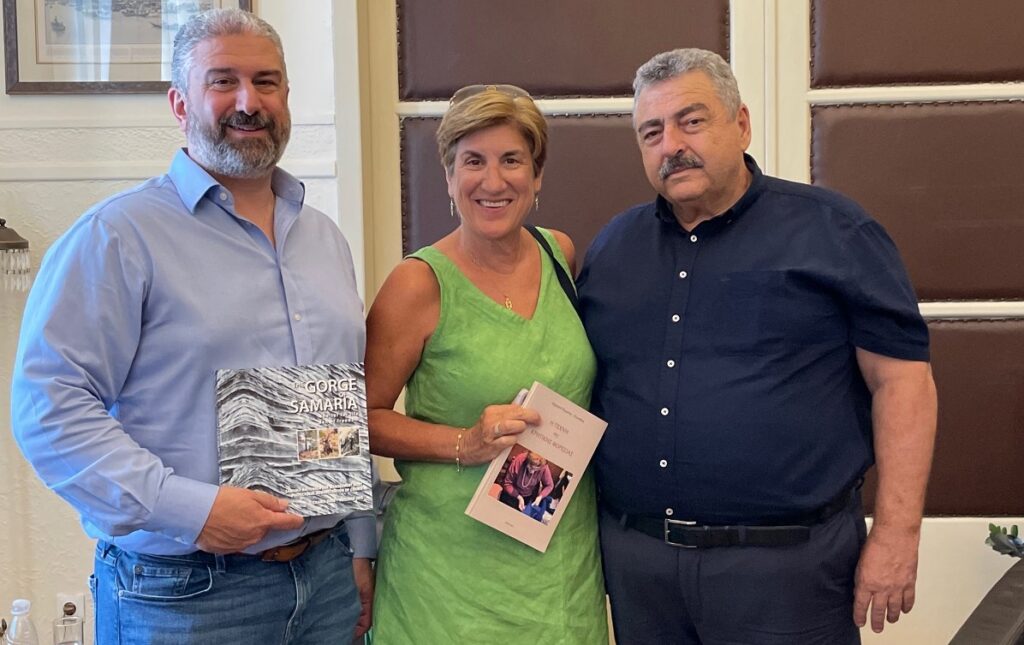 Επίσκεψη της Προέδρου και του Αντιπροέδρου της Παγκρητικής Ένωσης Αμερικής στον Αντιπεριφερειάρχη Χανίων