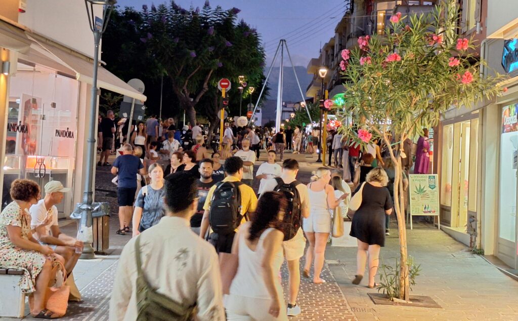 Λευκή νύχτα: “Πλημμύρισε” από κόσμο το εμπορικό κέντρο των Χανίων | Απόλυτα επιτυχημένη η εκδήλωση του ΕΒΕΧ και του Εμπορικού Συλλόγου (φωτο)