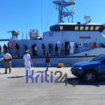 Χανιά: Στο λιμάνι της Σούδας μεταφέρθηκαν οι μετανάστες | Ανάμέσα τους μια έγκυος και ανήλικοι (φώτο)