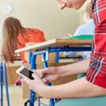 Σχολεία: Αυτή θα είναι η τιμωρία για κατοχή και χρήση κινητού