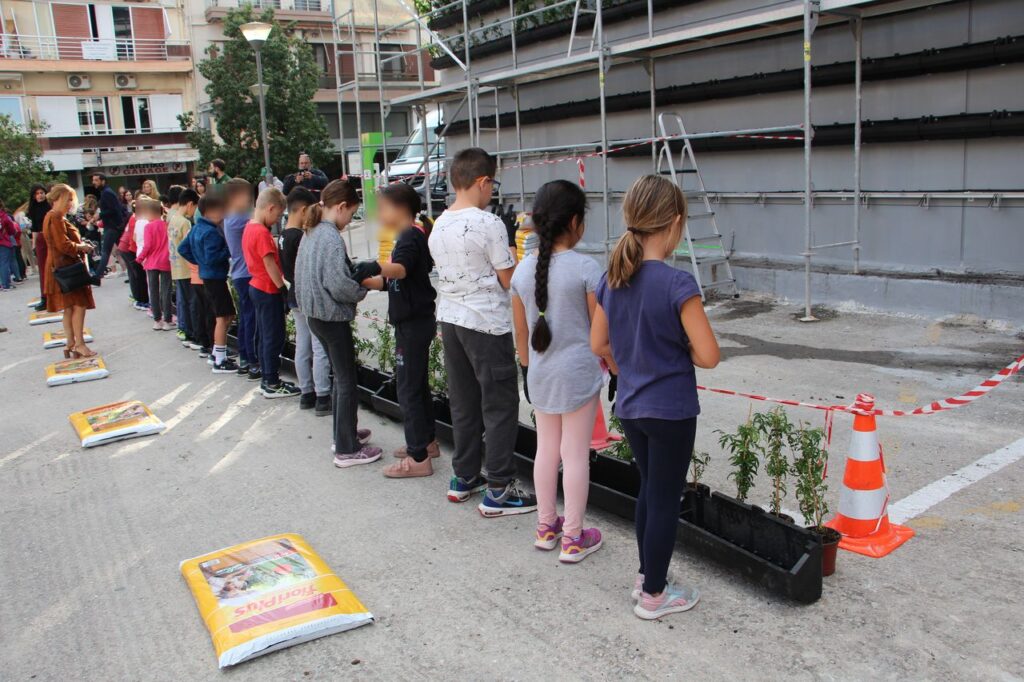 3.000 γιασεμιά στον τοίχο του Δημοτικού Πάρκινγκ ΚΥΔΩΝ με τη συμμετοχή μικρών μαθητών από σχολεία του Δήμου Χανίων