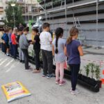 3.000 γιασεμιά στον τοίχο του Δημοτικού Πάρκινγκ ΚΥΔΩΝ με τη συμμετοχή μικρών μαθητών από σχολεία του Δήμου Χανίων