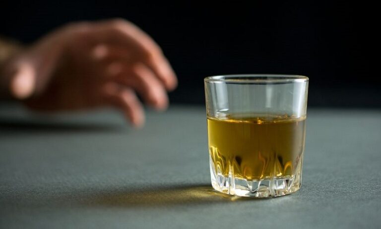 Κρήτη: Ανήλικος μεταφέρθηκε στο νοσοκομείο έχοντας καταναλώσει αλκοόλ | Χειροπέδες σε 2 άτομα