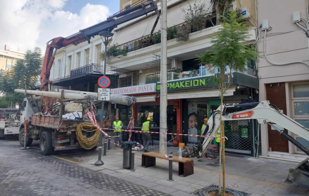 Χανιά: Οι κολώνες ρεύματος απομακρύνονται από την πλατεία 1866 (φωτο)