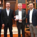Τιμητική πλακέτα στον Περιφερειάρχη Κρήτης από την Ευρωπαϊκή Αθλητική Ένωση Αστυνομικών