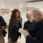 «50 Χρόνια Μεταπολίτευση», έκθεση έντυπου υλικού του φωτογράφου Νίκου Μανούση που σημάδεψε μια ολόκληρη εποχή, στο Πατάρι της Βικελαίας Δημοτικής Βιβλιοθήκης