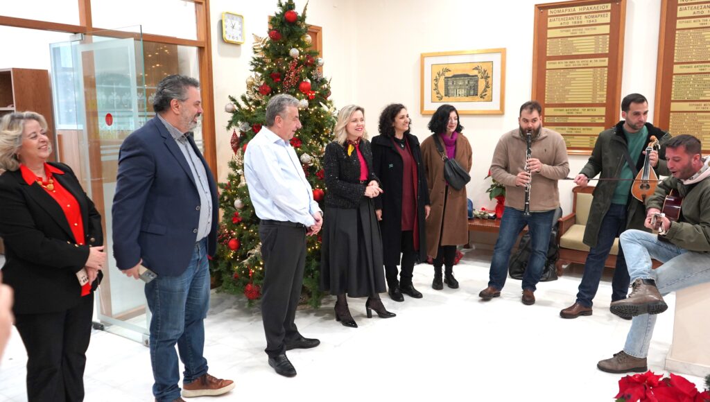 Ευχές και κάλαντα στον Περιφερειάρχη Κρήτης για τα Χριστούγεννα