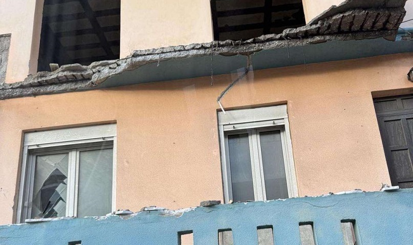 Κρήτη: Ξεκόλλησε τμήμα μπαλκονιού (φώτο)