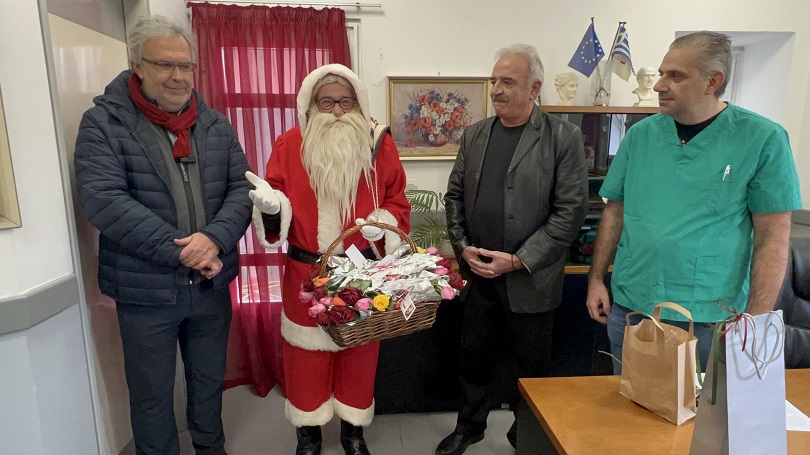 Ο Άγιος Βασίλης μοίρασε αγάπη και χαμόγελα στο νοσοκομείο Σητείας