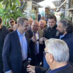 Μητσοτάκης στο Ρέθυμνο: Βόλτα στην πόλη και συζήτηση με κατοίκους και επιχειρηματίες (φώτο)