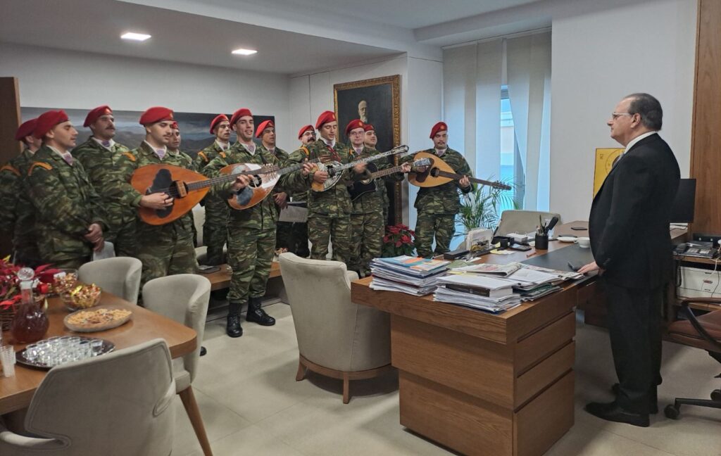 Έψαλαν τα κάλαντα στο Δήμαρχο Ρεθύμνου | φωτο
