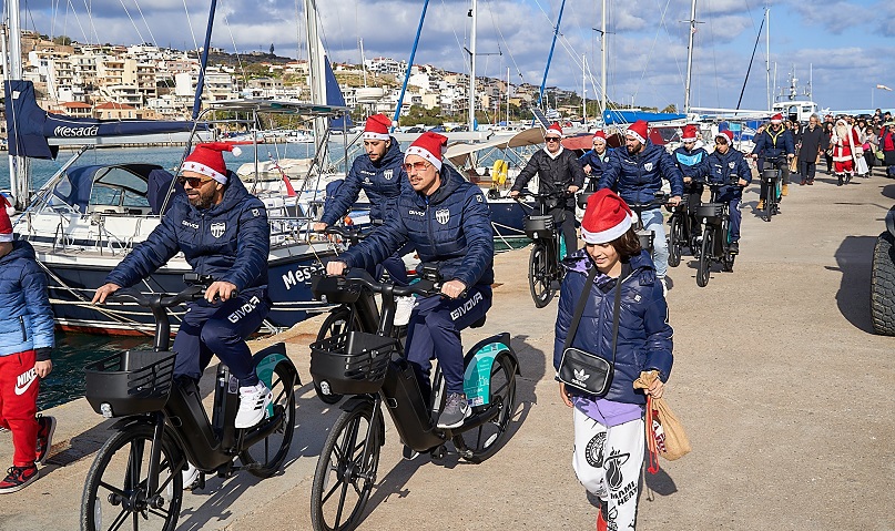 Υποδοχή του Άγιου Βασίλη με ηλεκτρικά ποδήλατα στη Σητεία