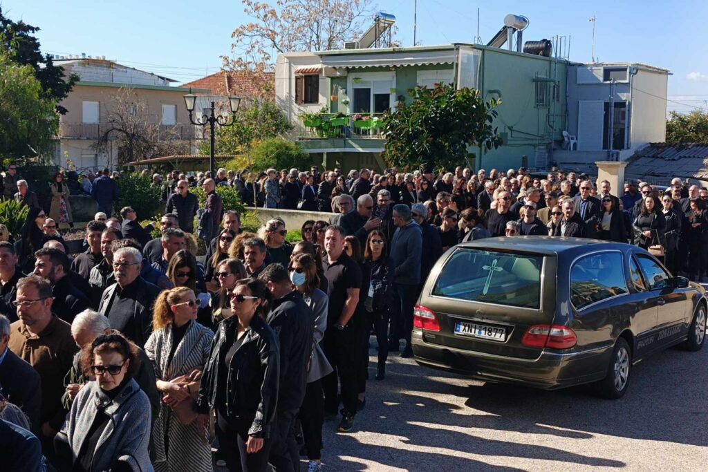 Χανιά: Πλήθος κόσμου  είπε το τελευταίο… αντίο στο Μανώλη Μαθιουλάκη | φωτο