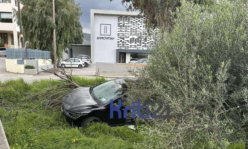 Χανιά: Αυτοκίνητο κατέληξε σε χωράφι μετά από σύγκρουση (φώτο)
