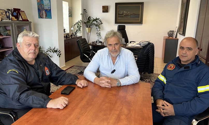 O Δήμαρχος Σητείας με τον νέο προϊστάμενο του Πυροσβεστικού Κλιμακίου