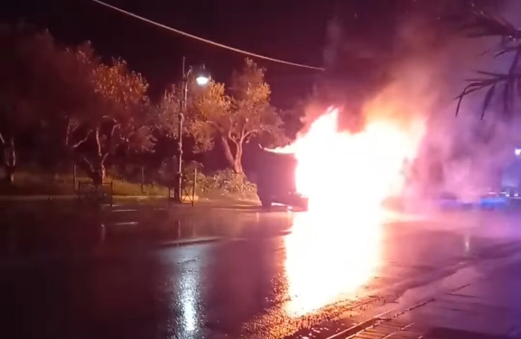 Χανιά: Παρανάλωμα του πυρός αυτοκίνητο εν κινήσει