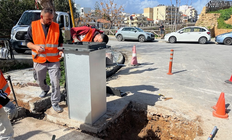 Συνεχίζονται οι εργασίες για την τοποθέτηση των νέων, βυθιζόμενων μπαρών στην παλιά πόλη και το Ενετικό Λιμάνι Χανίων