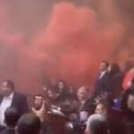 Σερβία: Βουλευτές άναψαν καπνογόνα και πέταξαν αυγά μέσα στο κοινοβούλιο – Δύο τραυματίες