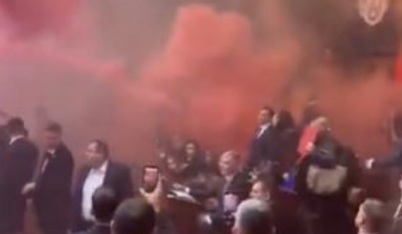 Σερβία: Βουλευτές άναψαν καπνογόνα και πέταξαν αυγά μέσα στο κοινοβούλιο – Δύο τραυματίες