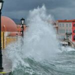 Χανιά: Η άγρια ομορφιά της φουρτουνιασμένης  θάλασσας | φωτο
