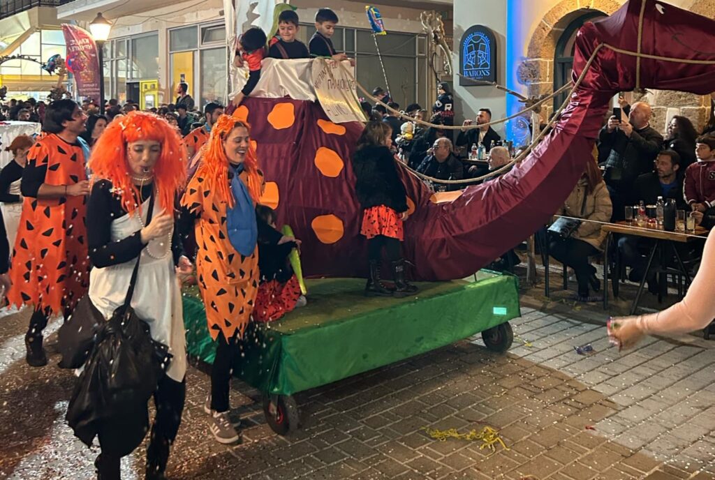 Εντυπωσιακά άρματα στο καρναβάλι της Παλαιόχωρας | φωτο και video