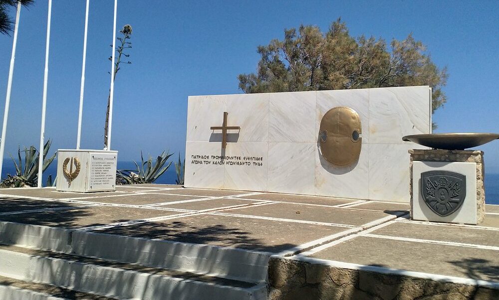 Χανιά: Βεβήλωσαν το Μνημείο Πεσόντων Ευελπίδων | Ξήλωσαν και πήραν την ορειχάλκινη ασπίδα