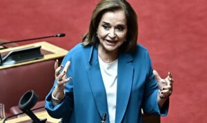 Μπακογιάννη στον ΣΚΑΪ: Υπάρχουν υπουργοί που έχουν κουράσει και πρέπει να ξεκαβαλικέψουν