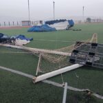 Χανιά: Τα “πήρε” και τα “σήκωσε” | Ιπτάμενα στρώματα και τέρματα σε δημοτικό γήπεδο (φώτο)