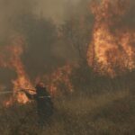 Μάχη για την κατάσβεση των δασικών πυρκαγιών δίνουν για δεύτερη ημέρα οι πυροσβέστες στην Τουρκία