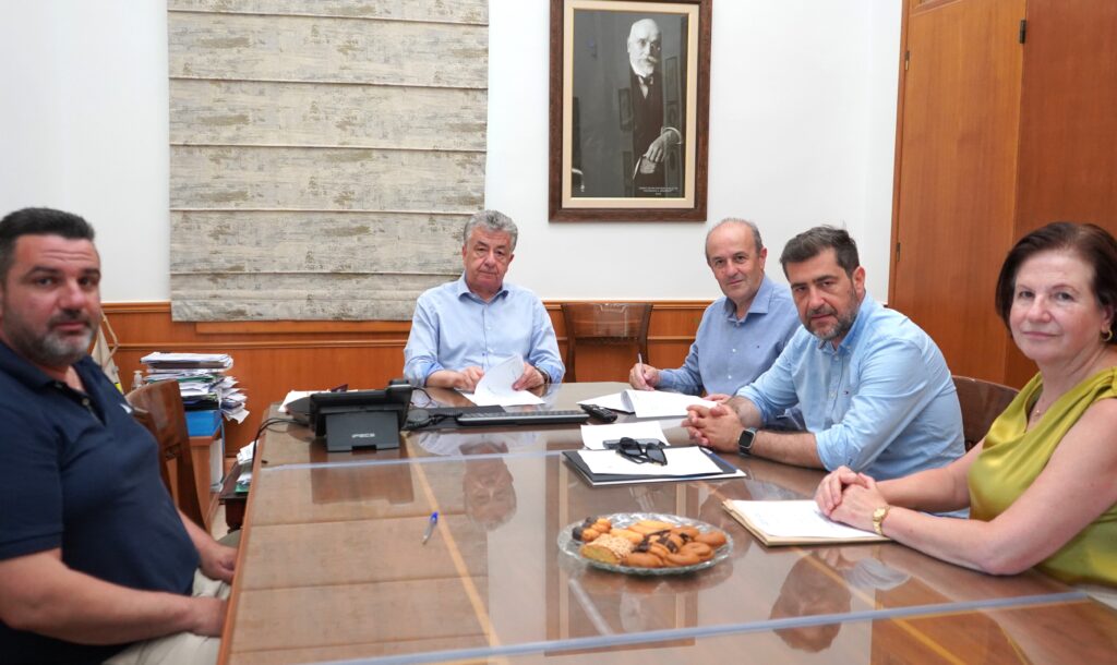 Σύμβαση Περιφέρειας Κρήτης και Δήμου Ιεράπετρας για τον καθαρισμό της Παχειάς Άμμου