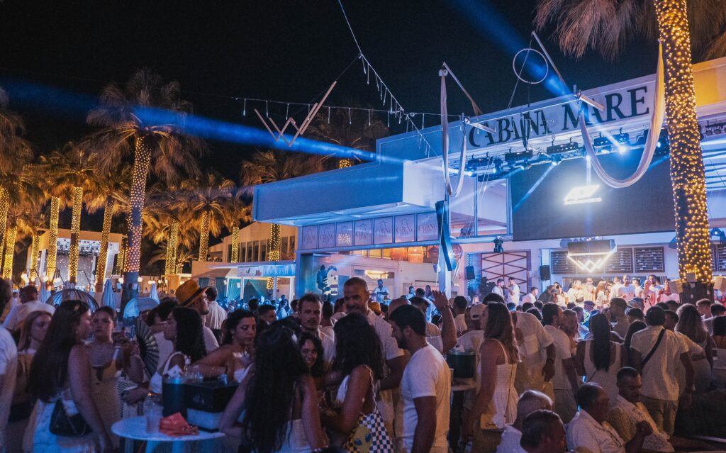 Όλα έτοιμα για το πρώτο White Party του νησιού!