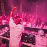 Το νησί ντύνεται στα λευκά για ένα μεγάλο party!