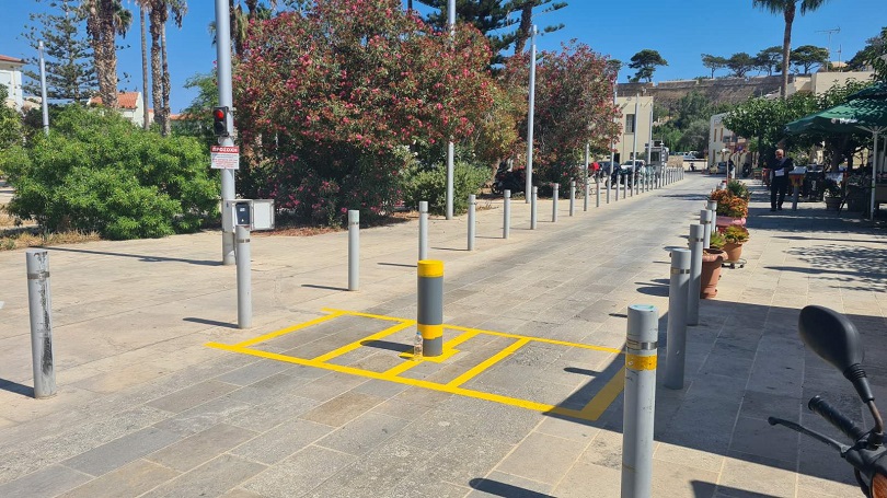 Ρέθυμνο: Τέθηκε σε λειτουργία η βυθιζόμενη μπάρα στην Πλατεία Ηρώων Πολυτεχνείου