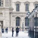 Δύο άνδρες τέθηκαν υπό κράτηση για την κλοπή κοσμημάτων στο Λούβρο