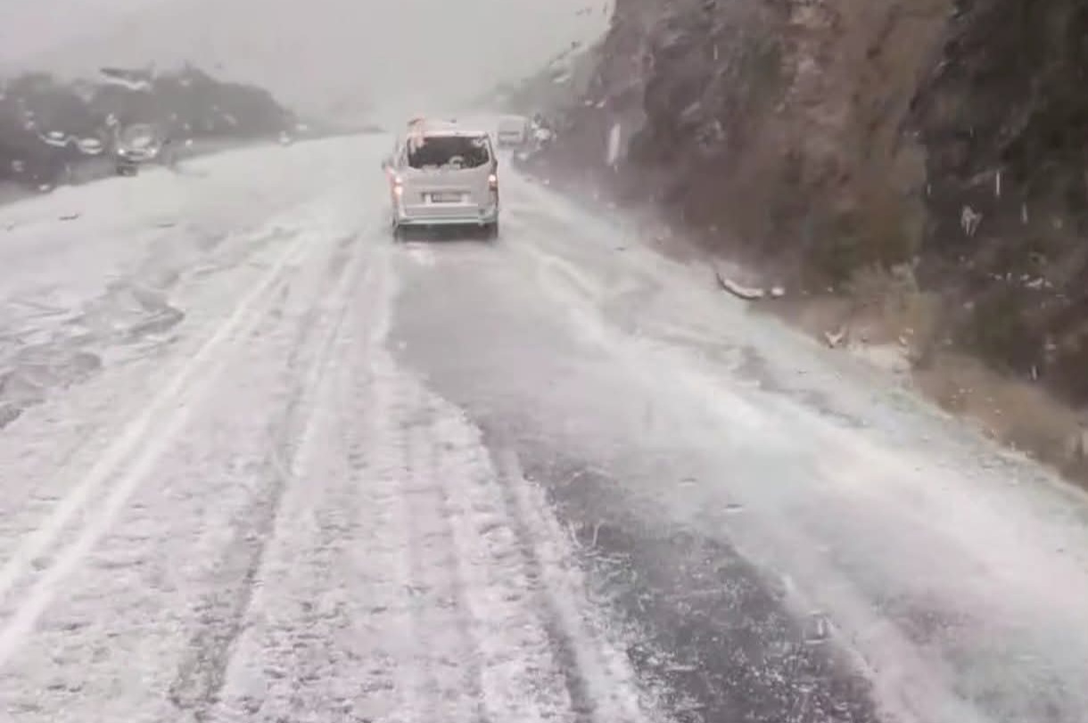 Κακοκαιρία στην Κρήτη – Σφοδρή χαλαζόπτωση πλήττει το νησί