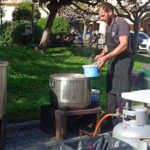 Καζάνι με βραστό έστησαν κτηνοτρόφοι στο κέντρο του Ρεθύμνου | φωτο