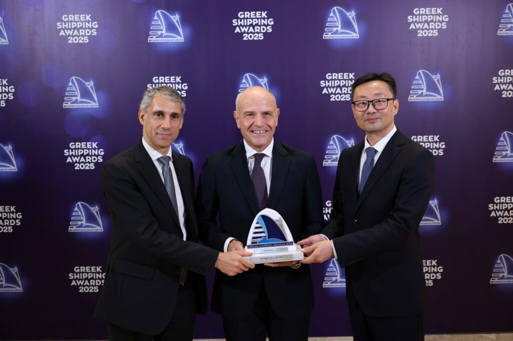 Στις ΜΙΝΩΙΚΕΣ ΓΡΑΜΜΕΣ το βραβείο Passenger Line of the Year | φωτο